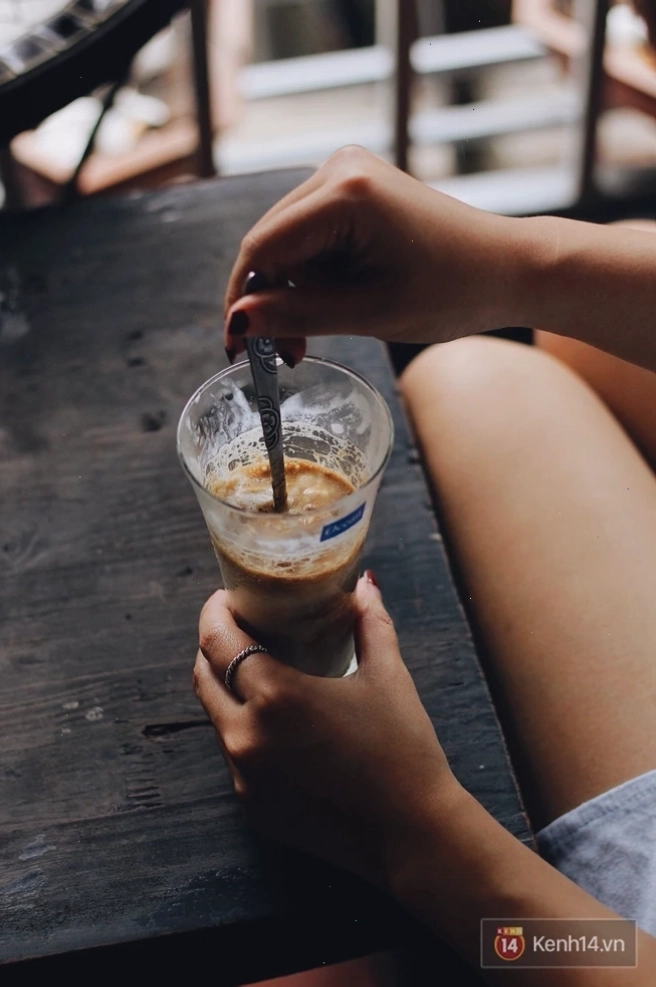 Quang cảnh bên ngoài quán cafe Duy Trí vào ban ngày