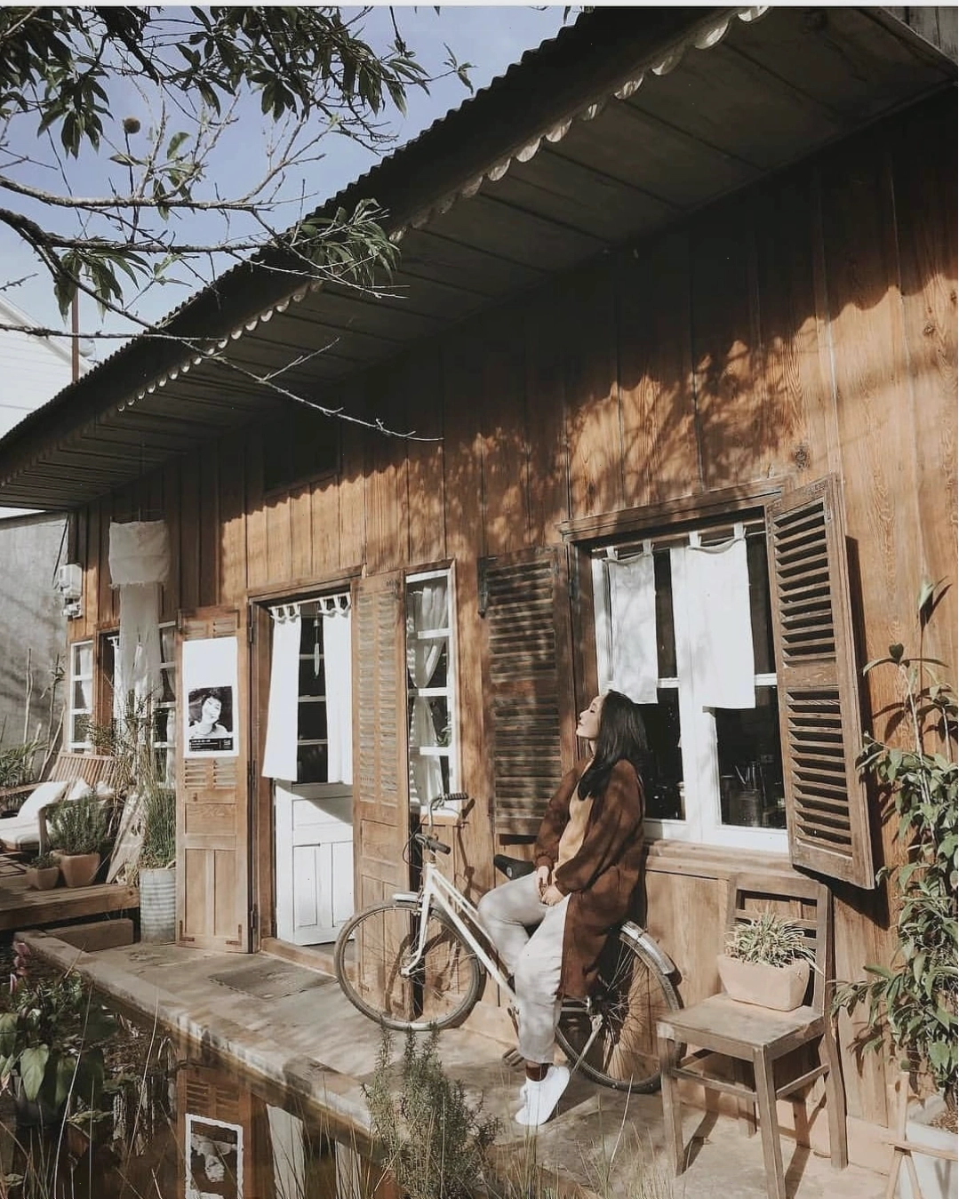Quang cảnh buổi tối ấm áp tại Still Cafe