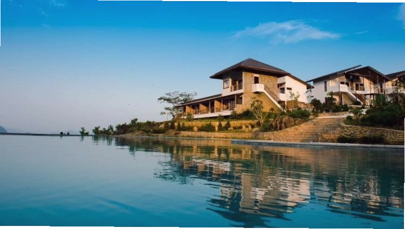 Quang cảnh hồ Hòa Bình nhìn từ Bakhan Village Resort