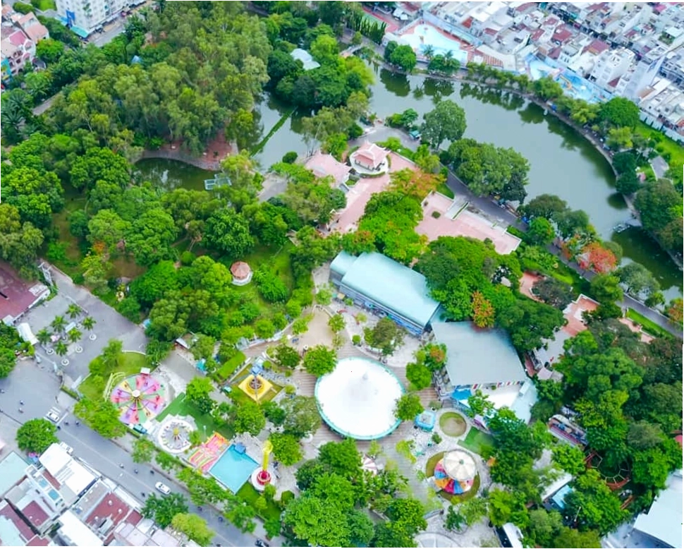 Quang cảnh nhộn nhịp của các hàng quán ăn vặt quanh công viên