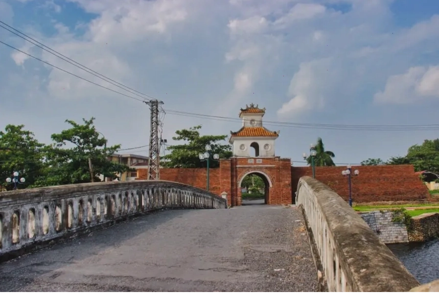 Quang cảnh thành phố Đồng Hới ven biển