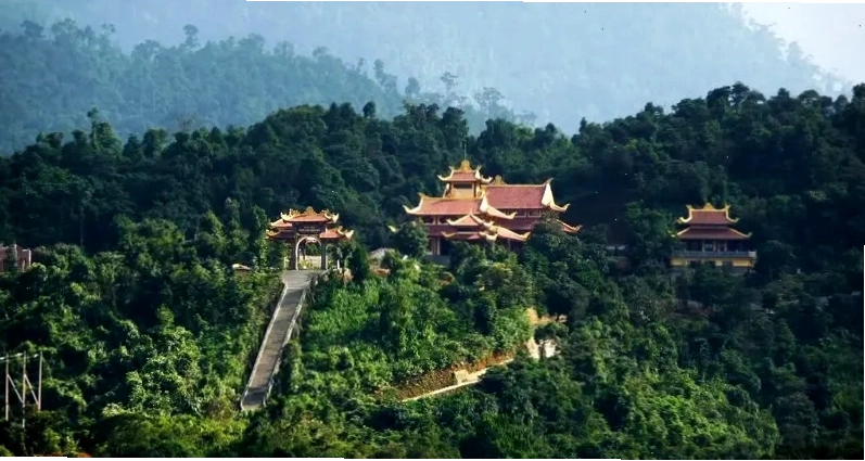 Quang cảnh thanh tịnh tại chùa Hoa Yên