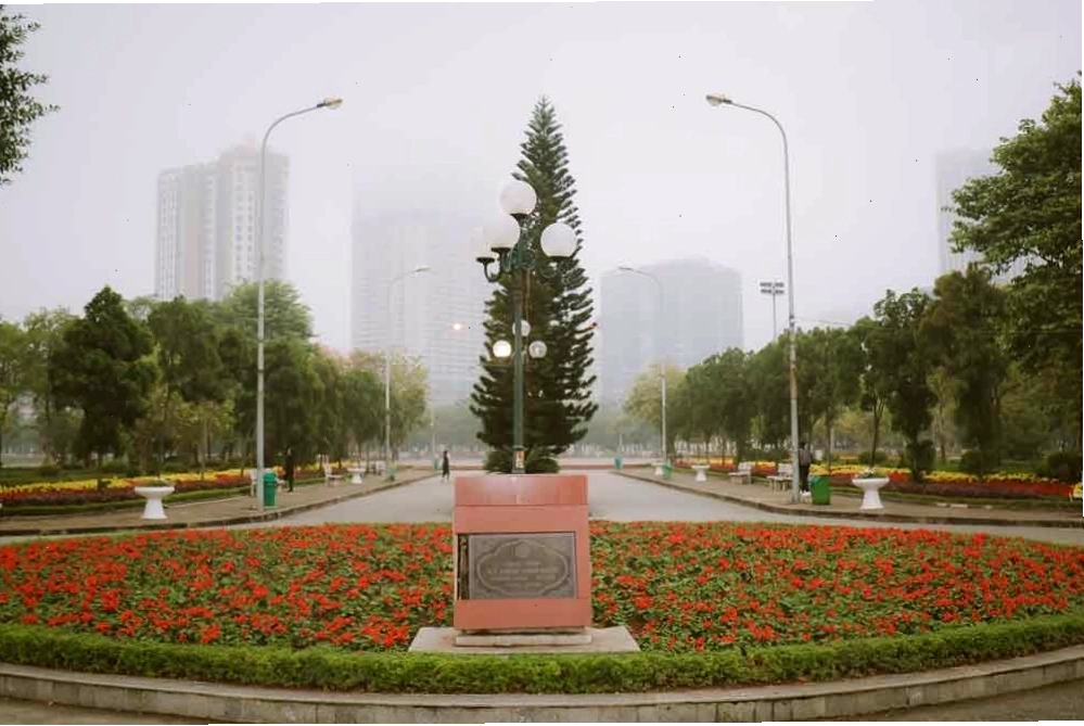 Quảng trường công viên Cầu Giấy vào buổi sáng sớm, không khí trong lành.