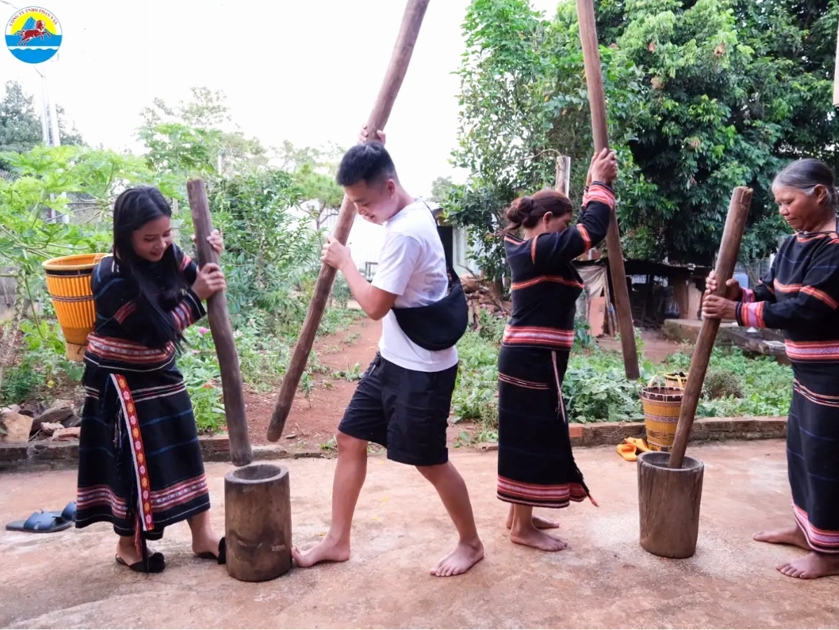 Quảng trường Đại Đoàn Kết Pleiku lung linh về đêm