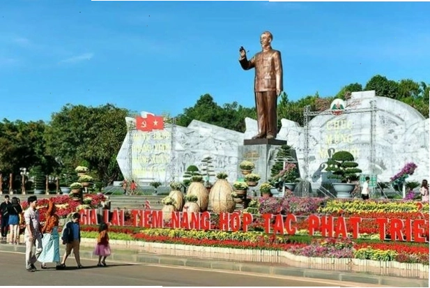 Quảng trường Đại Đoàn Kết Pleiku về đêm