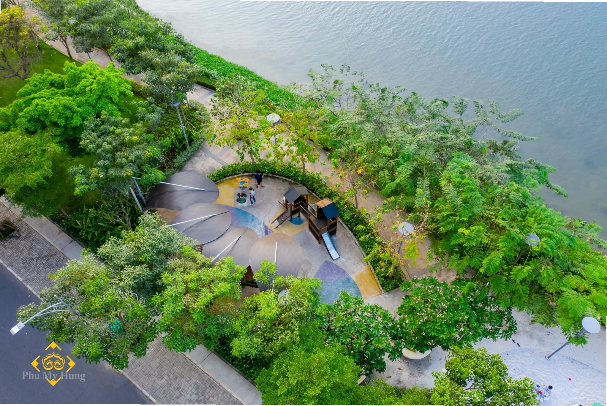 Quảng trường Sakura Plaza với điểm nhấn cánh hoa anh đào