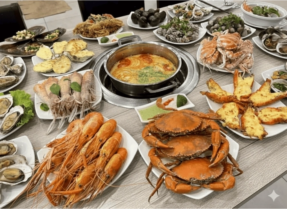 Quanh bãi biển Nhật Lệ có nhiều nhà hàng hải sản tươi sống