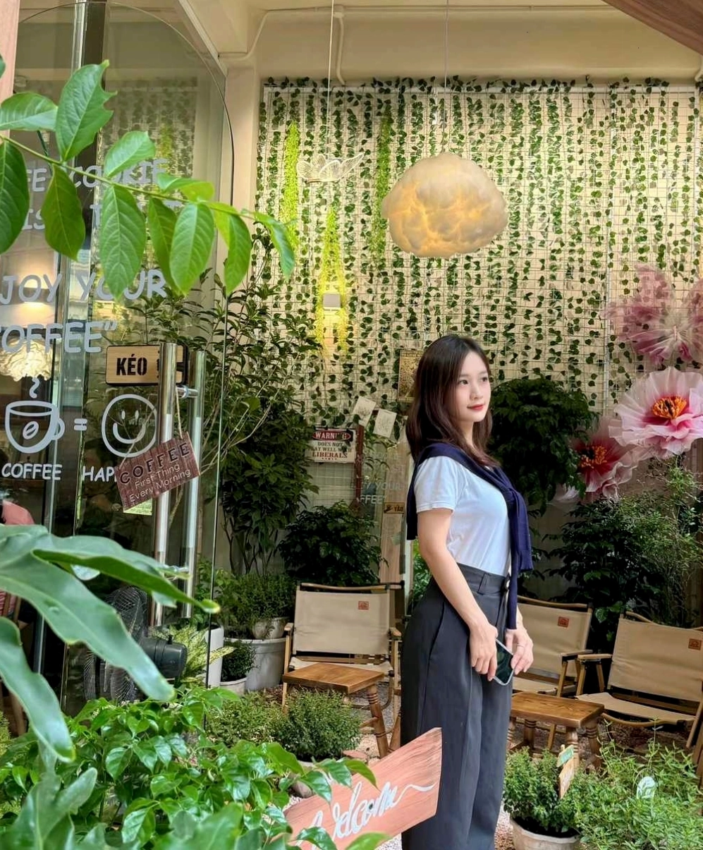 Quầy bar gọn gàng tại Thom Cau Coffee