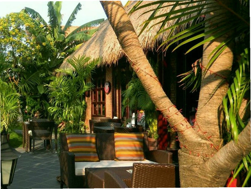 Quầy bar/pub tại Cham Villas Resort với không gian ấm cúng