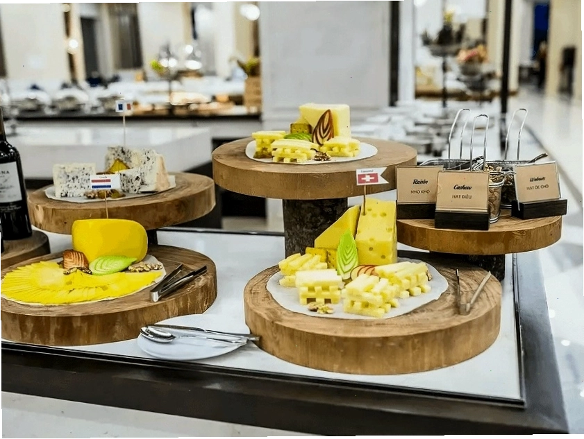 Quầy buffet hấp dẫn tại nhà hàng ở Hội An