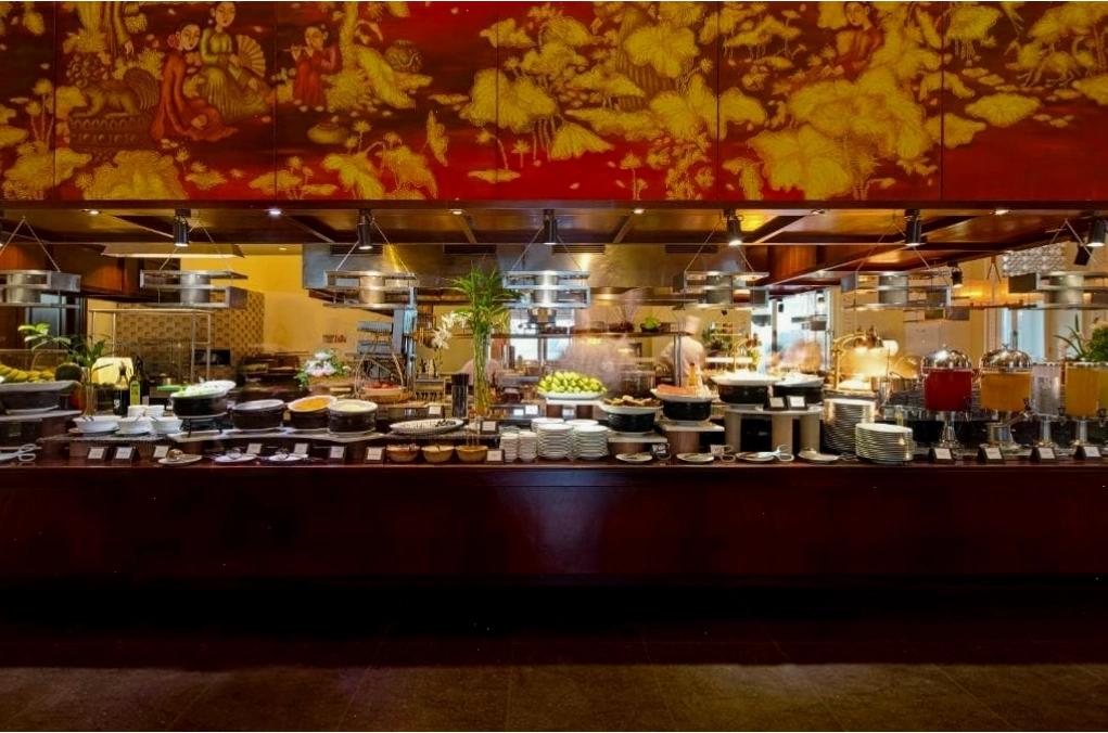Quầy buffet sáng đa dạng tại Khách sạn Indochine Palace Huế