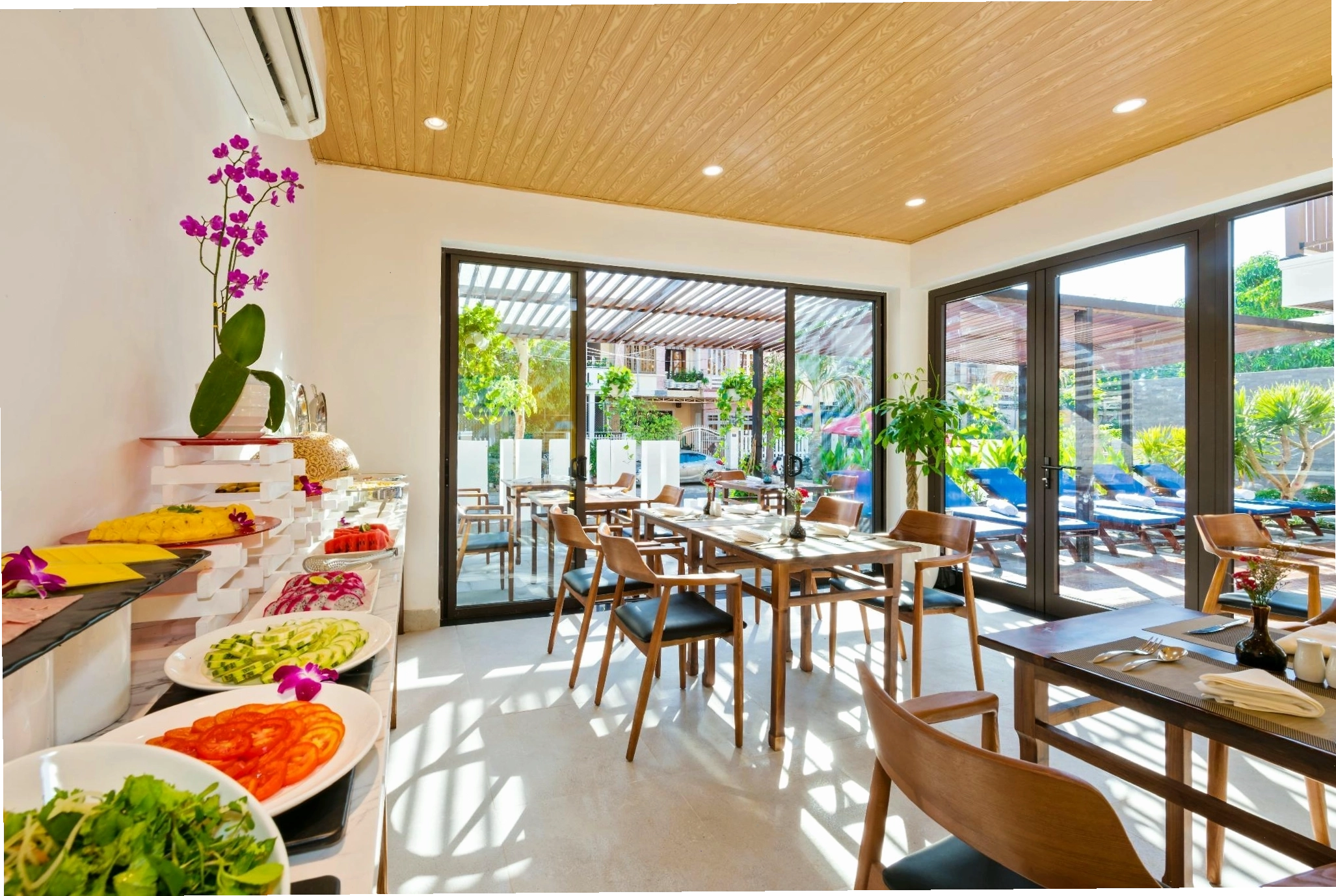 Quầy buffet sáng tại December Hoi An Villa