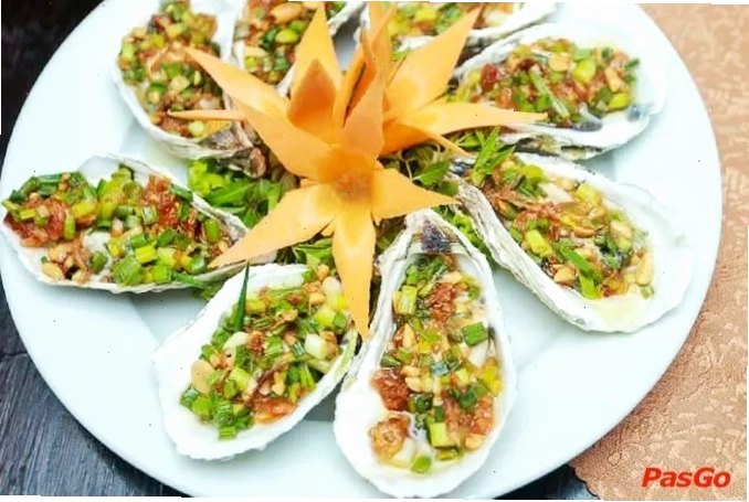 Quầy hải sản tươi sống đa dạng tại Nhà Hàng Nam Sơn 809 Giải Phóng