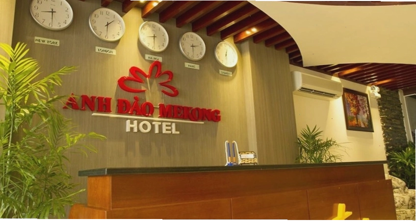 Quầy lễ tân chuyên nghiệp tại Khách sạn Tây Nam