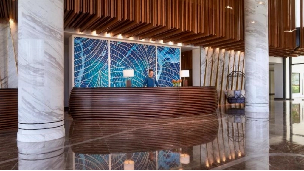 Quầy lễ tân sang trọng tại Mövenpick Resort Waverly Phú Quốc