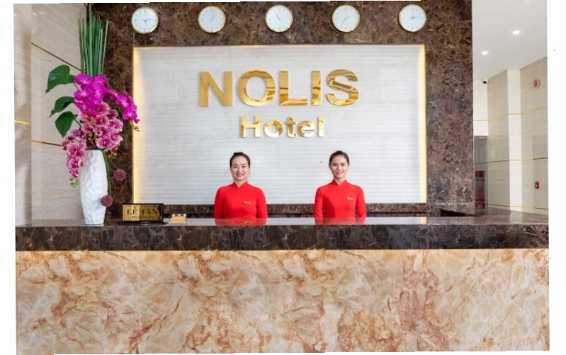 Quầy lễ tân thân thiện tại khách sạn Nolis