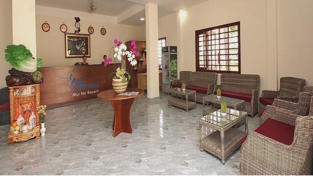 Quầy lễ tân thân thiện và chuyên nghiệp tại Ocean Place Mũi Né Resort