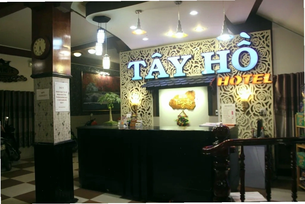 Quầy lễ tân thân thiện và chuyên nghiệp tại tầng trệt khách sạn Tây Hồ