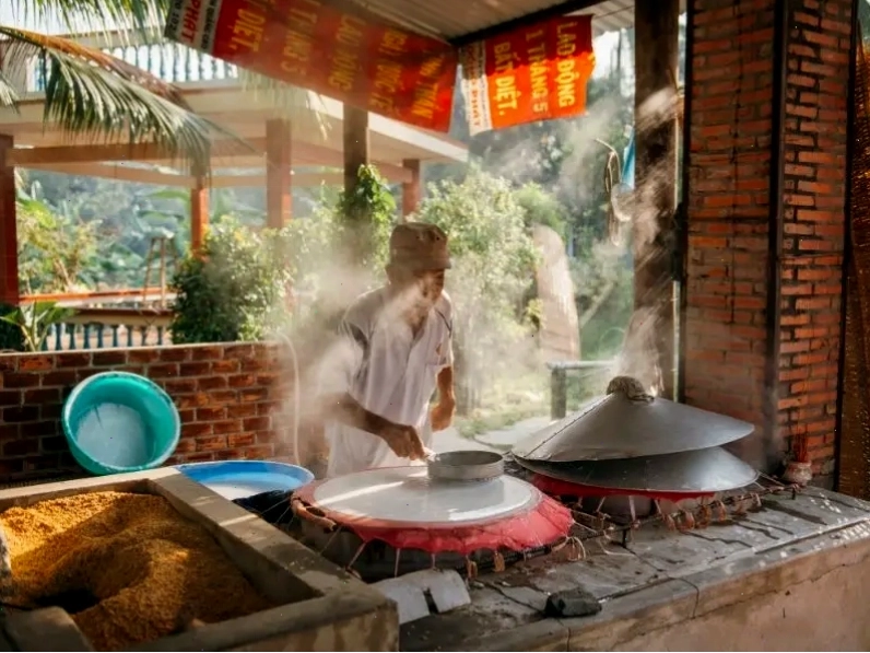 Quy trình làm hủ tiếu thủ công tại một lò hủ tiếu ở Cần Thơ