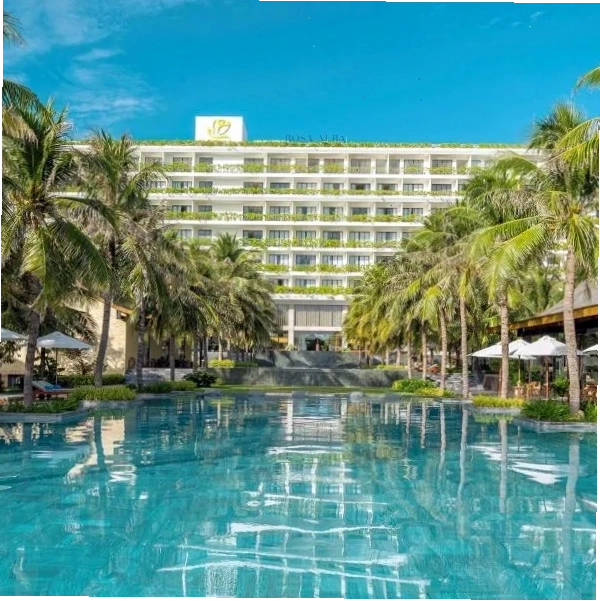 Rosa Alba Resort & Villas Tuy Hoa với bãi biển riêng tư và không gian xanh mát