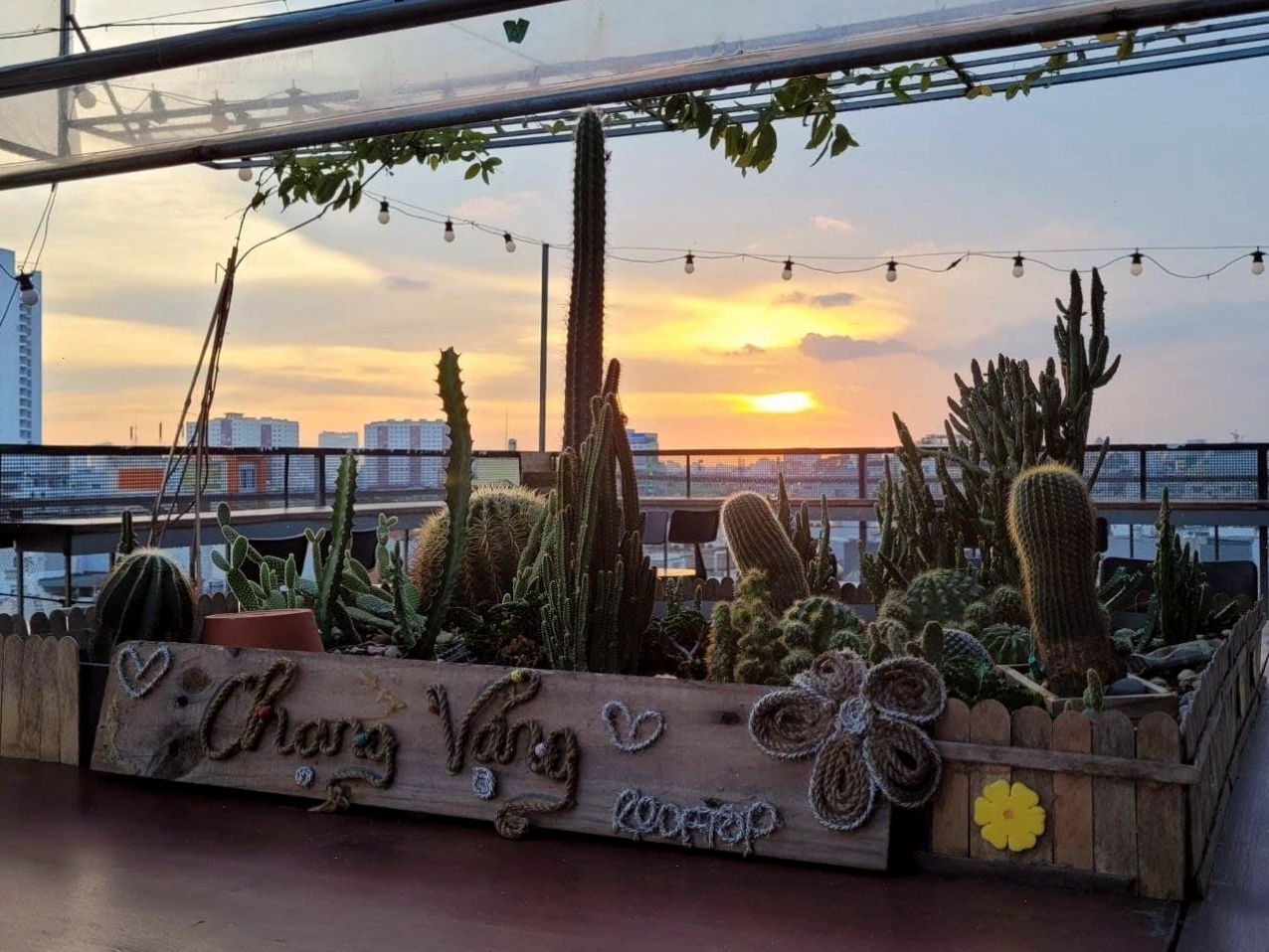 Sài Gòn về đêm lung linh nhìn từ Chạng Vạng Rooftop