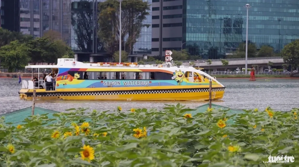 Sài Gòn Waterbus di chuyển trên sông, gần Công viên bờ sông Thủ Đức