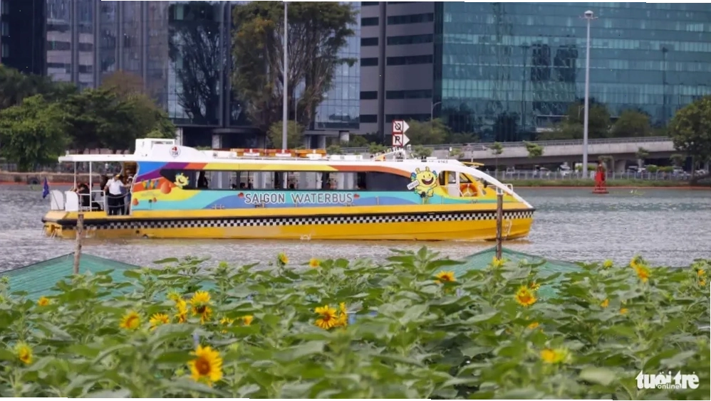 Sài Gòn waterbus là phương tiện di chuyển đáng thử khi đến Công viên bờ sông Sài Gòn