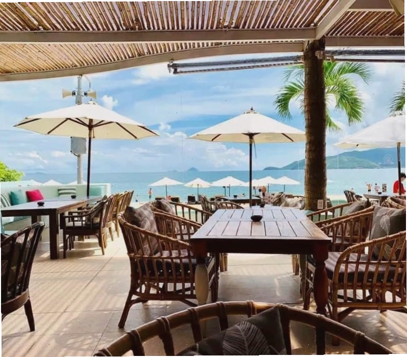 Sailing Club Nha Trang nhìn ra biển xanh mát