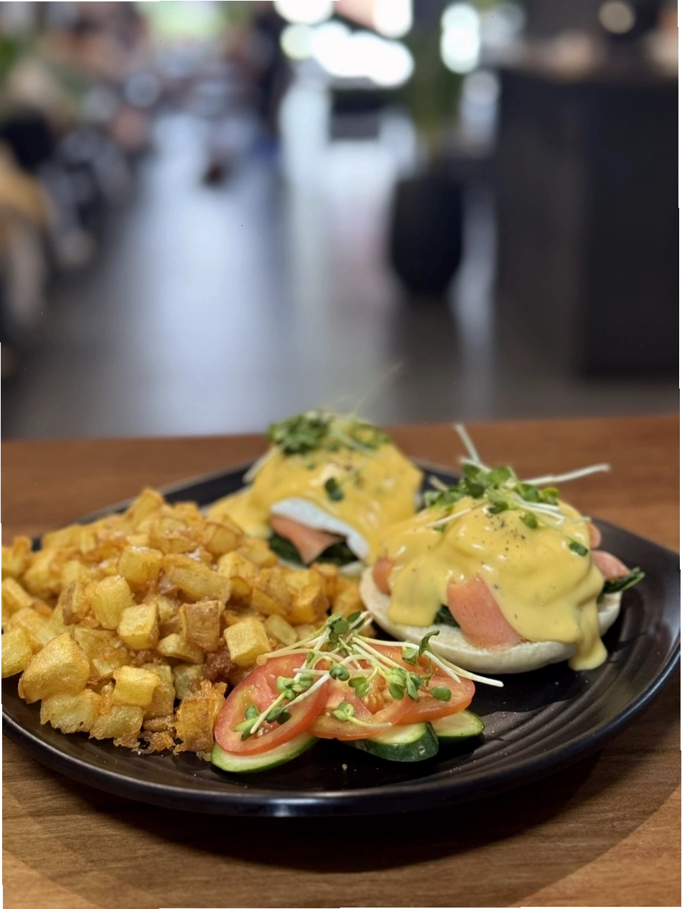 Salmon Benedict với cá hồi tươi và trứng lòng đào