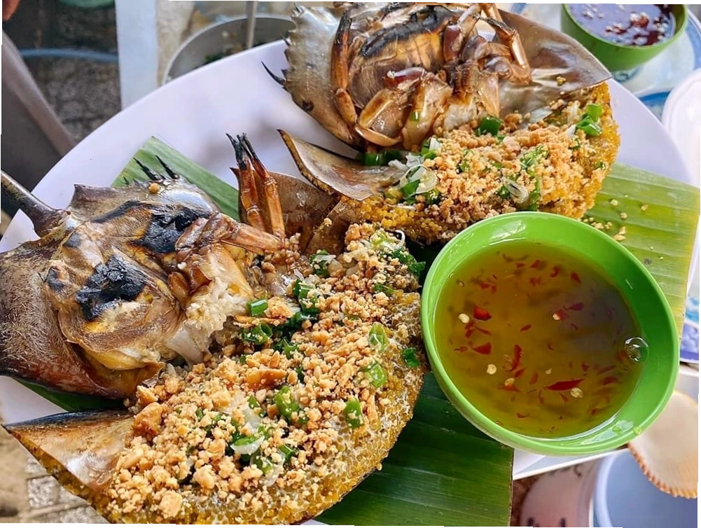 Sâm trứng nướng mỡ hành là món đặc sản nên thử khi đi Cần Giờ