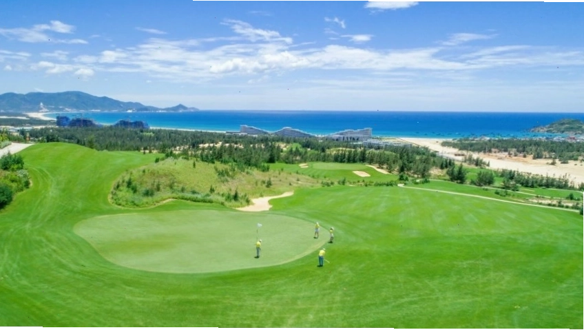 Sân golf FLC Quy Nhơn nhìn ra biển