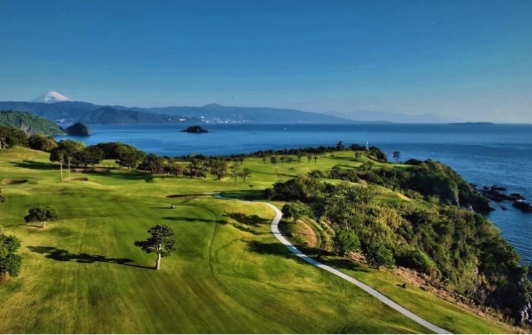 Sân golf với cảnh quan thiên nhiên tươi đẹp
