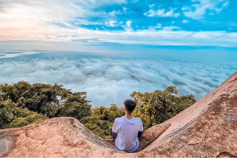 Săn mây tại núi Bà Đen Tây Ninh mang đến khung cảnh huyền ảo