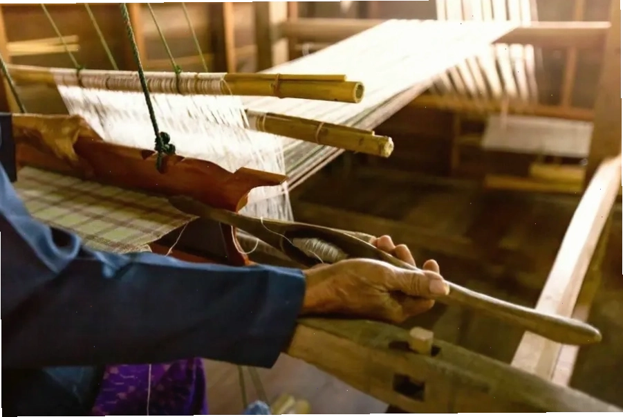 Sản phẩm lụa tại làng nghề dệt lụa Nha Xá