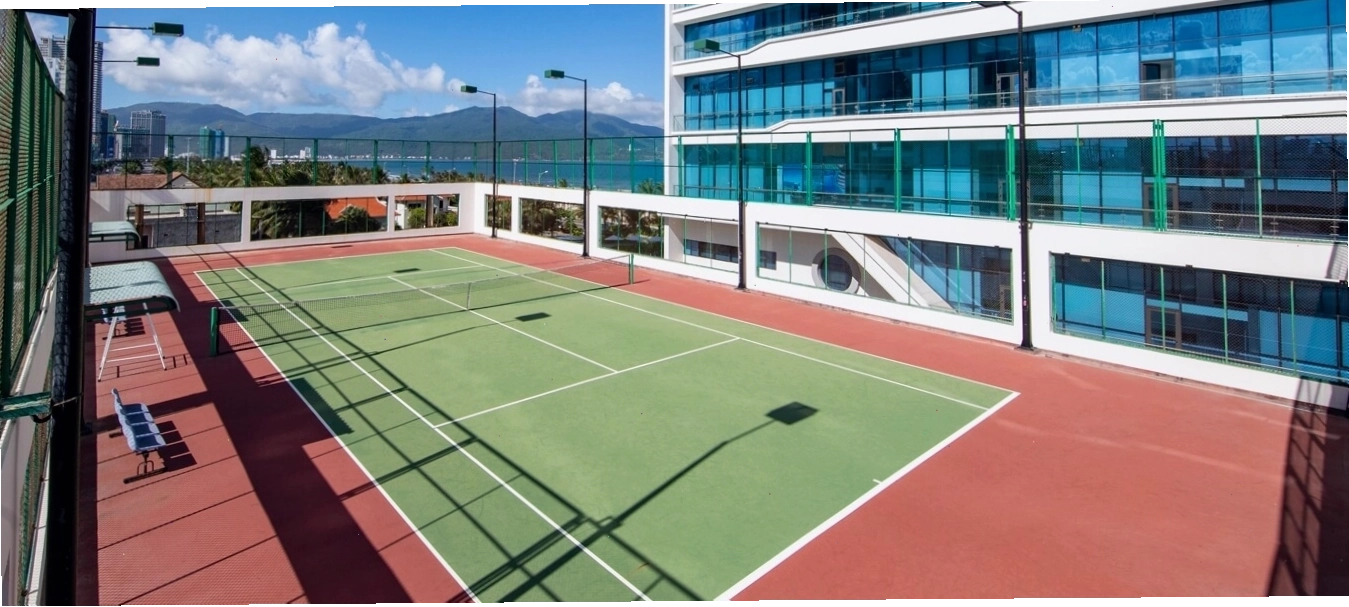 Sân tennis tại khách sạn Grand Tourane