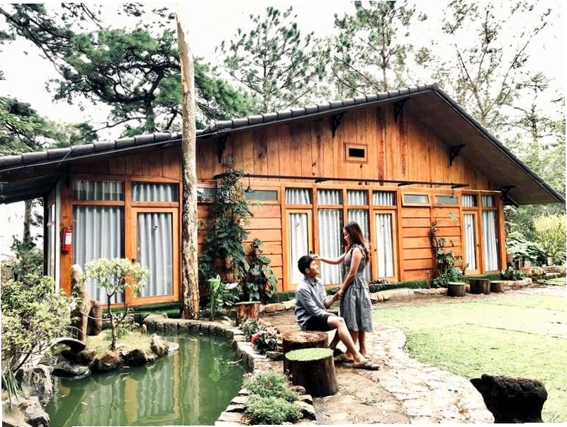 Sân tennis tại Nomini Homestay giữa khung cảnh thiên nhiên