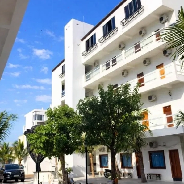 Sân Vườn Hotel Khánh Hòa với không gian xanh mát