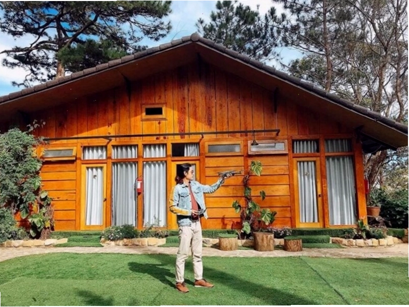 Sân vườn Nomini Homestay với thảm cỏ xanh mướt