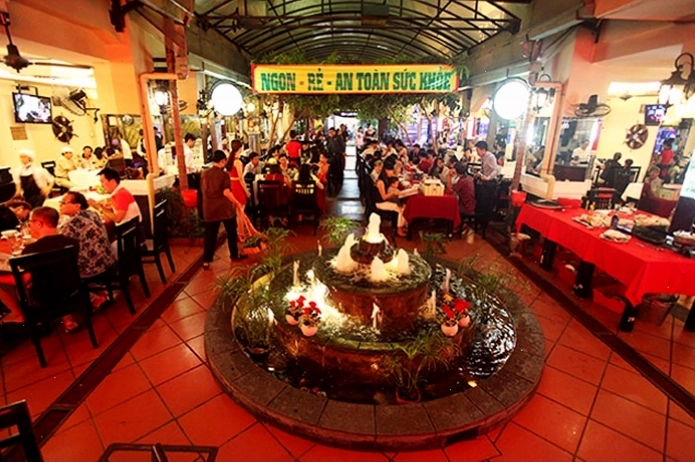 Sảnh chính sang trọng của Nhà hàng Quá Ngon