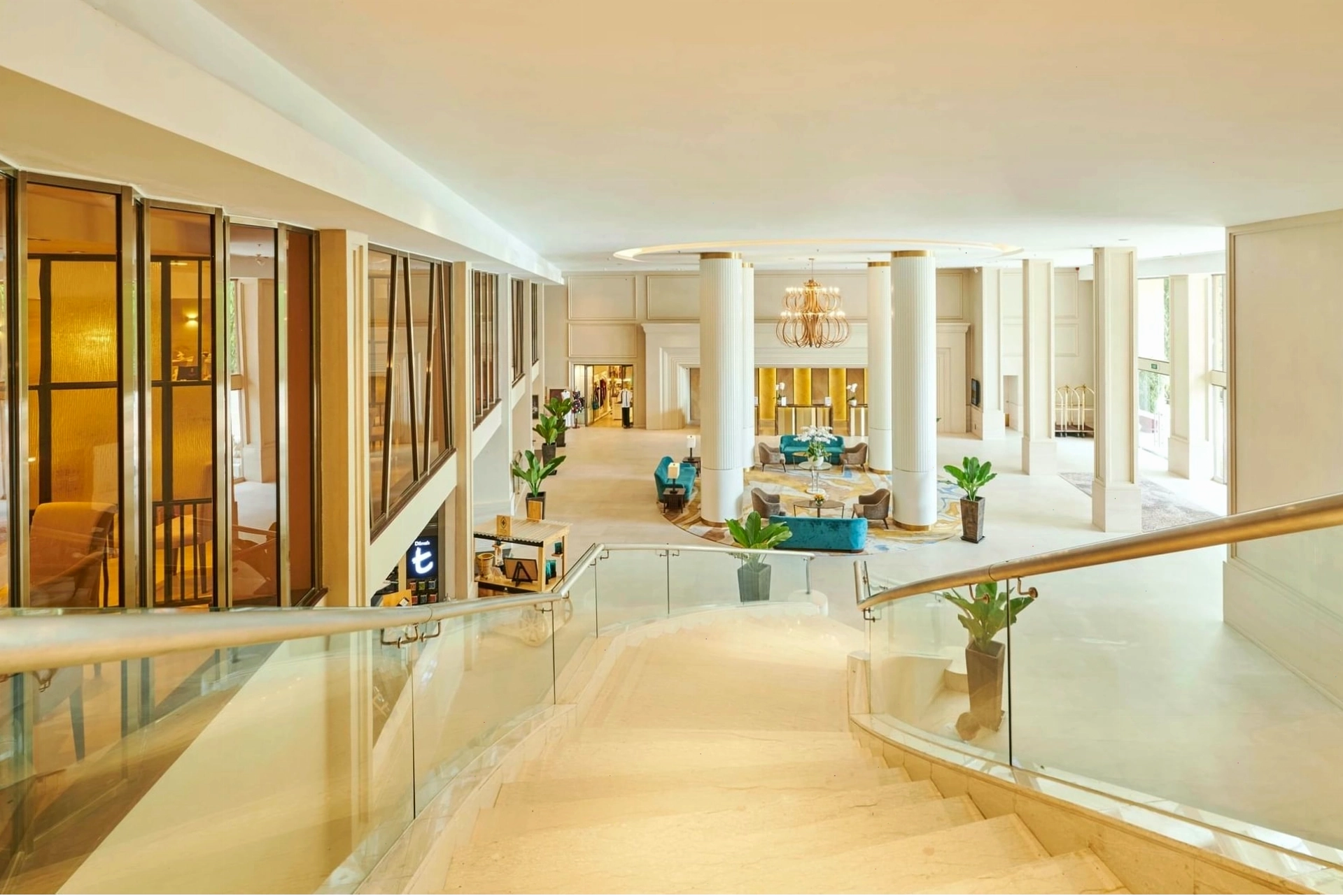Sảnh chờ sang trọng tại Eastin Grand Hotel Saigon với cầu thang tinh tế