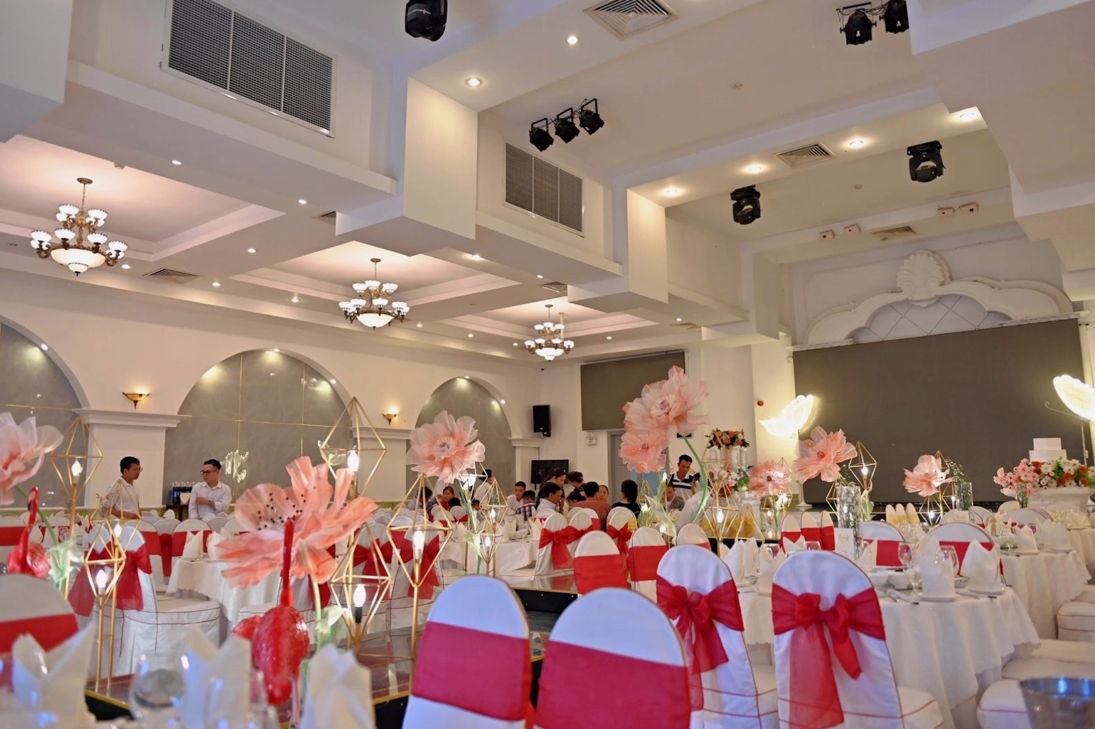 Sảnh cưới lãng mạn tại Emi Wedding
