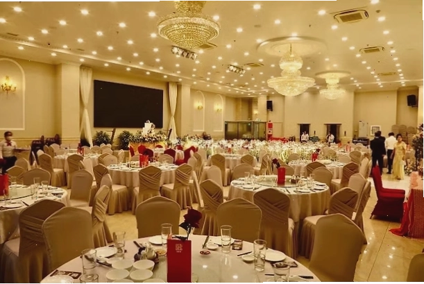 Sảnh tiệc tại nhà hàng Ái Huê 2 được trang trí ấn tượng, phù hợp cho tiệc cưới và sự kiện