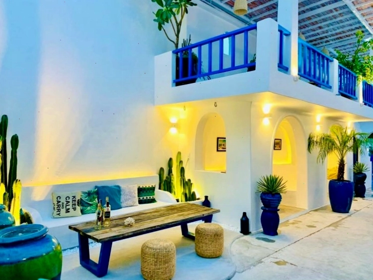 Santoni Homestay Vũng Tàu nổi bật với kiến trúc Santorini trắng xanh đặc trưng