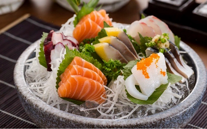 Sashimi cá hồi tươi ngon được trình bày đẹp mắt tại iSushi, AEON Mall Hà Đông
