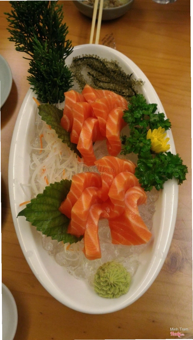 Sashimi cá hồi tươi ngon tại Nhà hàng Hoa Tuyết