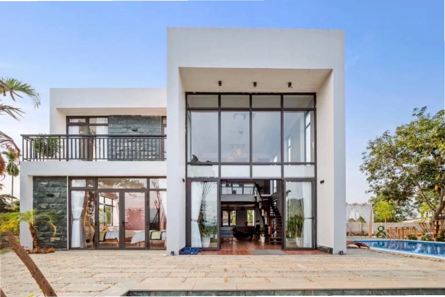 Sen Villa 18 với thiết kế hiện đại và cửa kính lớn