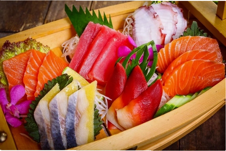 Set sushi đa dạng tại Sushi Maneki