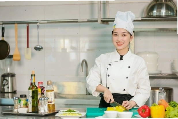 Sinh viên thực hành nghiệp vụ phục vụ trong ngành quản trị nhà hàng