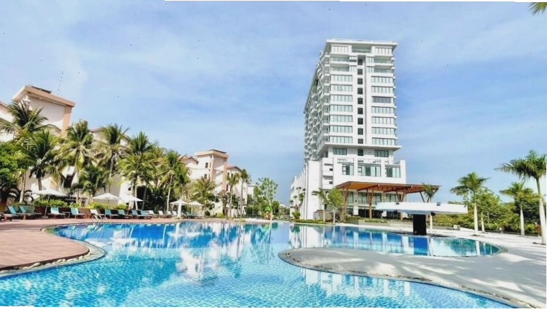 Sky Bar của Long Thuận Hotel & Resort nhìn ra toàn cảnh thành phố Phan Rang