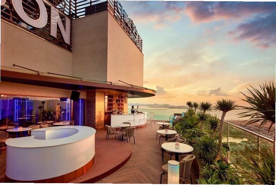 Sky bar của The Watson Premium Halong Hotel với tầm nhìn bao quát Vịnh Hạ Long